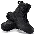 Paire de bottes tactiques noires montantes pour homme, avec fermeture à lacets, crochets métalliques et semelles épaisses crantées antidérapantes.