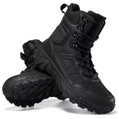 Paire de bottes tactiques noires montantes pour homme, avec fermeture à lacets, crochets métalliques et semelles épaisses crantées antidérapantes.