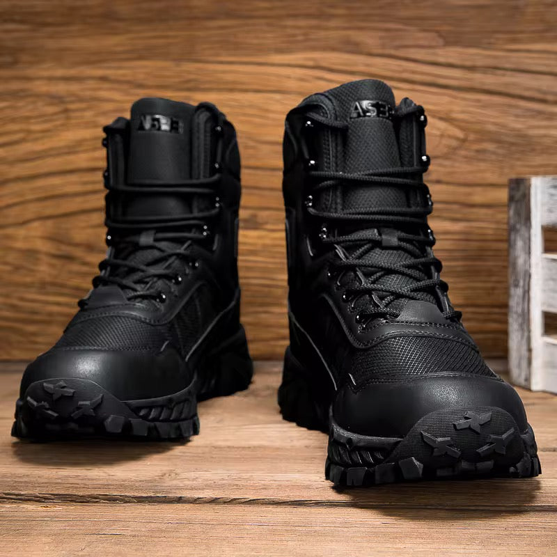 Vue de face d’une paire de bottes tactiques noires montantes pour homme, avec lacets, œillets métalliques et semelles épaisses crantées.
