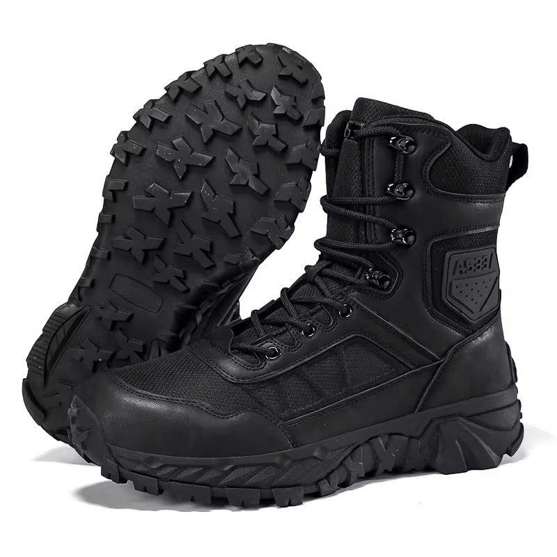 Bottes tactiques noires montantes pour homme, vues de profil avec semelle extérieure à gros crampons, lacets et crochets métalliques.