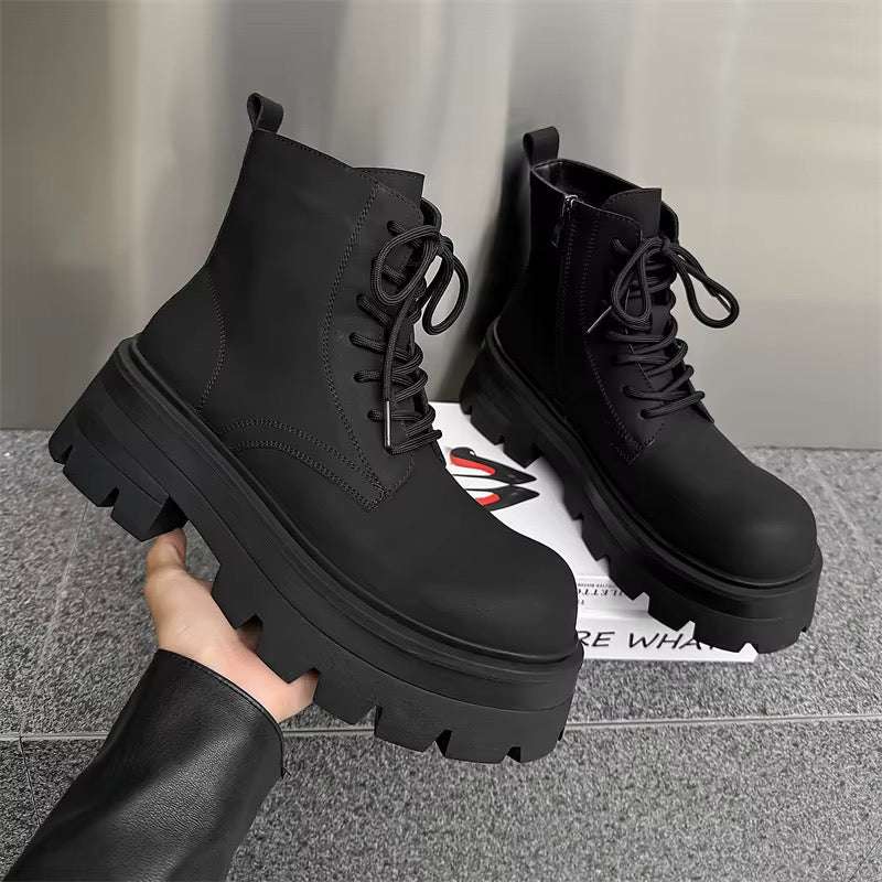 Paire de bottines montantes noires à plateforme pour homme, avec lacets noirs, semelles épaisses crantées et vue de trois quarts.