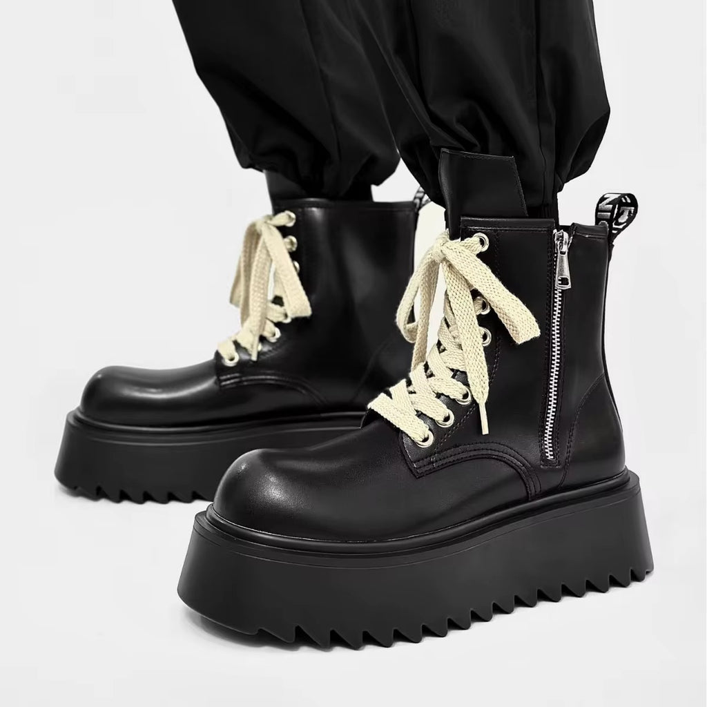 Bottines d’hiver noires pour homme vues de trois quarts, avec lacets crème, fermeture éclair latérale et semelle épaisse à plateforme crantée.