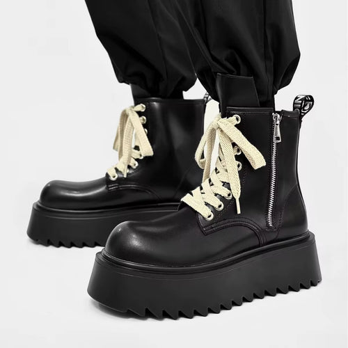 Bottines d’hiver noires pour homme vues de trois quarts, avec lacets crème, fermeture éclair latérale et semelle épaisse à plateforme crantée.
