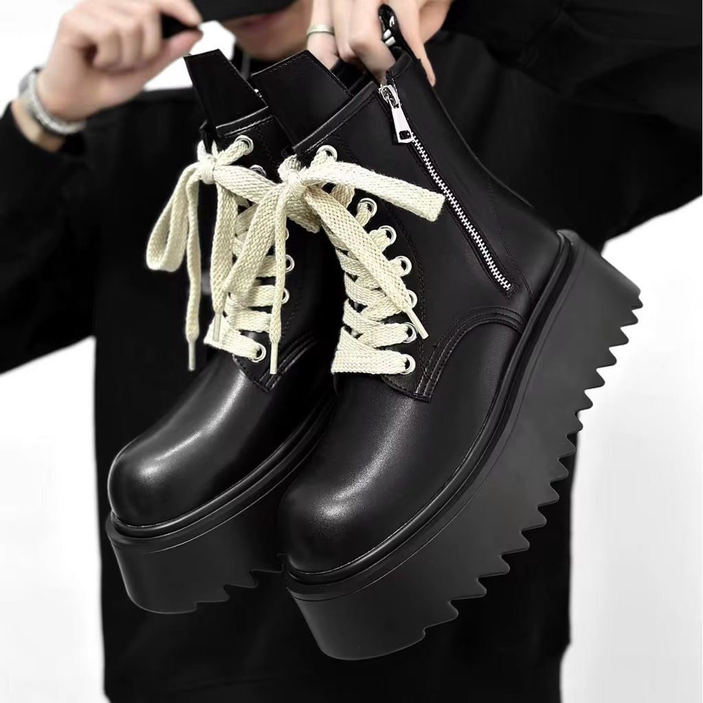 Paire de bottines noires à plateforme pour homme, avec lacets crème, fermeture éclair latérale et semelles épaisses crantées.
