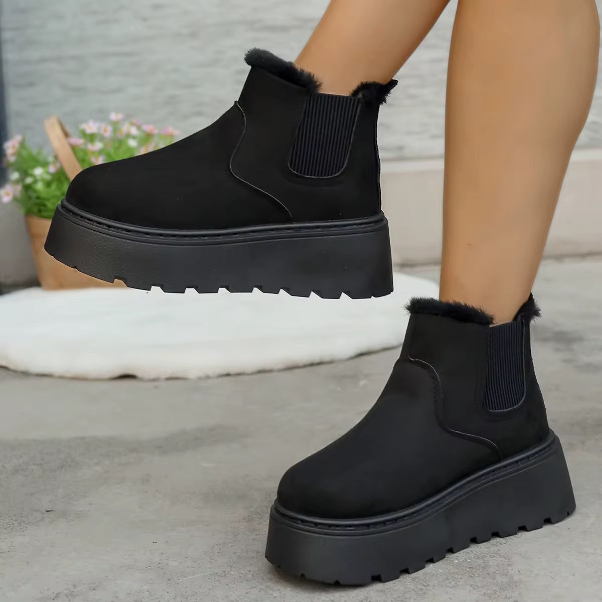 Bottines d’hiver fourrées noires pour femme, style Chelsea, avec semelle épaisse à plateforme et empiècements élastiques latéraux.