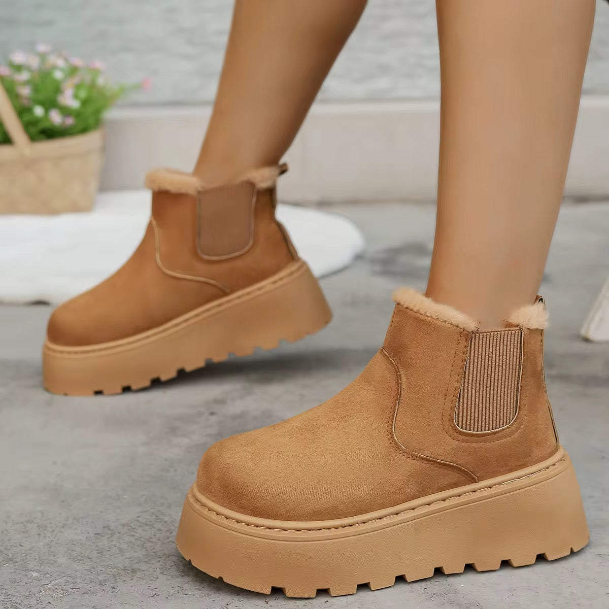 Bottines d’hiver fourrées camel pour femme, style Chelsea, avec empiècements élastiques et semelle épaisse à plateforme, portées aux pieds.
