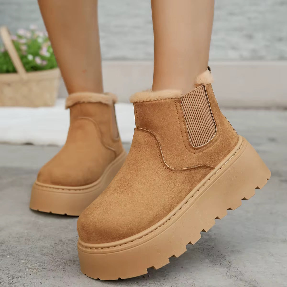 Vue rapprochée de bottines d’hiver fourrées camel pour femme, avec semelle épaisse à plateforme crantée et empiècements élastiques latéraux.